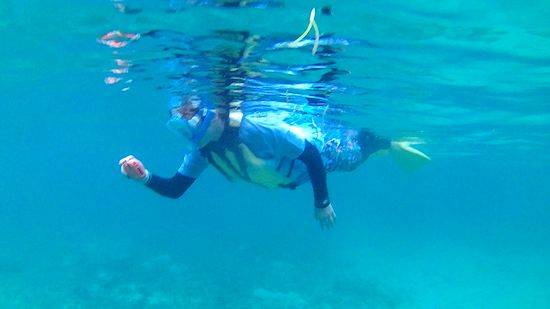 水中カメラに没頭のお姉さん