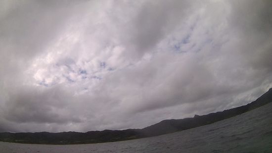 空は雲が覆っている石垣島です