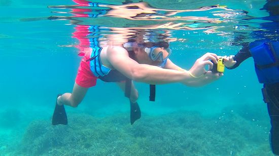 お父さん、水中カメラで狙い撃ちです