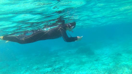 水中撮影をしているお母さん