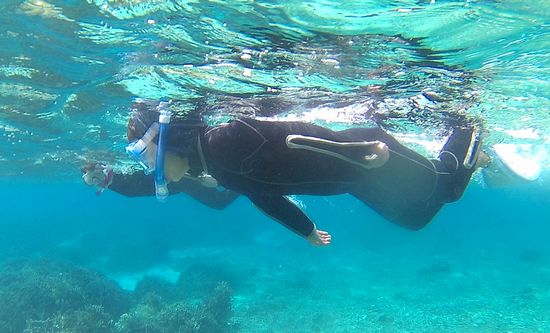 アツト君、余裕の泳ぎです