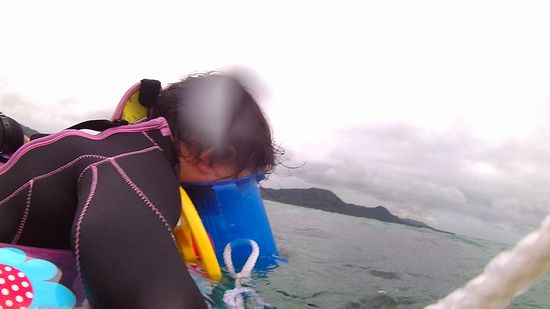 カナちゃん！微動だにせず箱メガネに没頭！