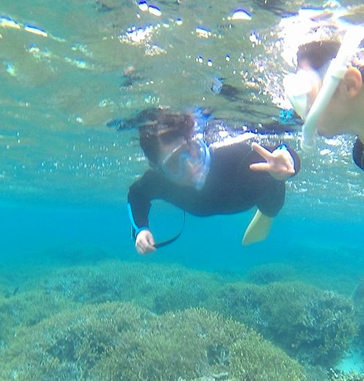 お母さんは余裕のピースサインです